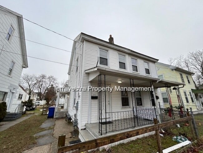 Building Photo - Renovated 3 Bed with parking! Eligible for $500 Security Deposit.