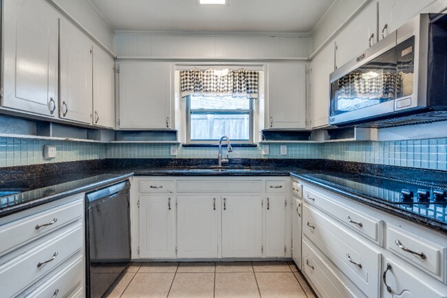 Building Photo - 2820 Clear Springs Dr