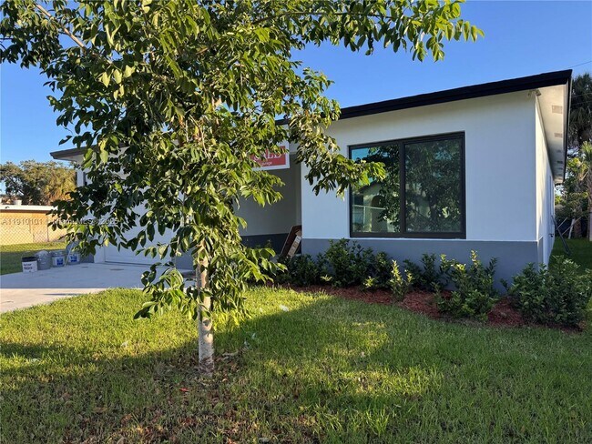 Building Photo - 2430 NW 22nd Rd