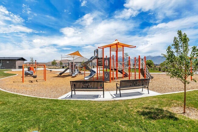 Building Photo - Dog Friendly Exchange Townhome
