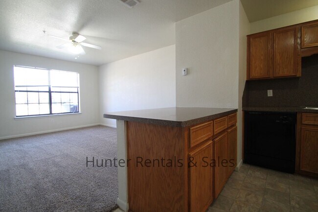 Building Photo - Spacious Two-Bedroom!