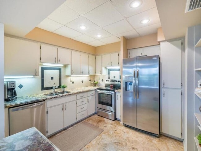 Building Photo - Beautiful Spinnakers Reach Condo