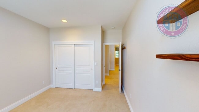 Building Photo - Stylish Townhouse, Luxury Amenities Throug...