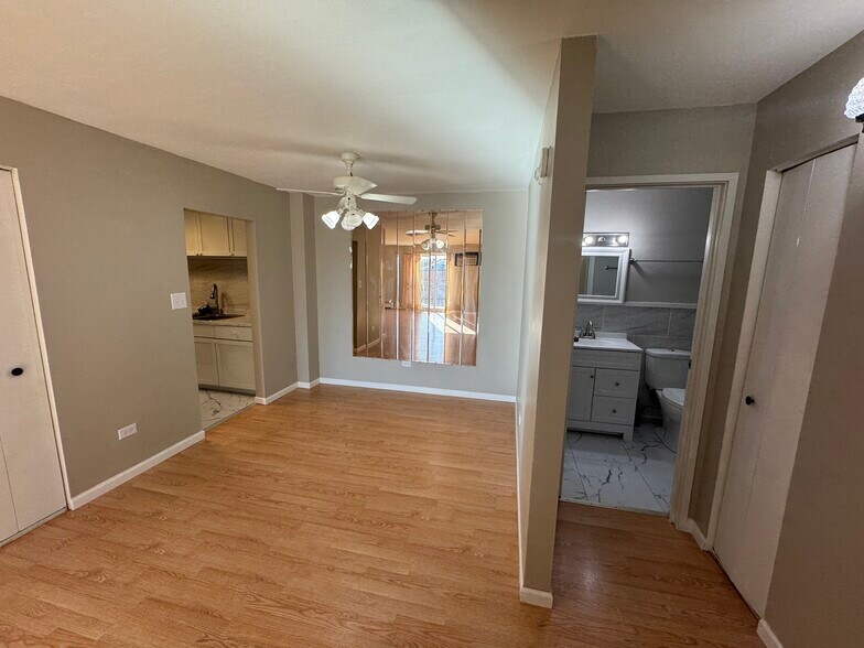 Building Photo - 252 Shorewood Dr