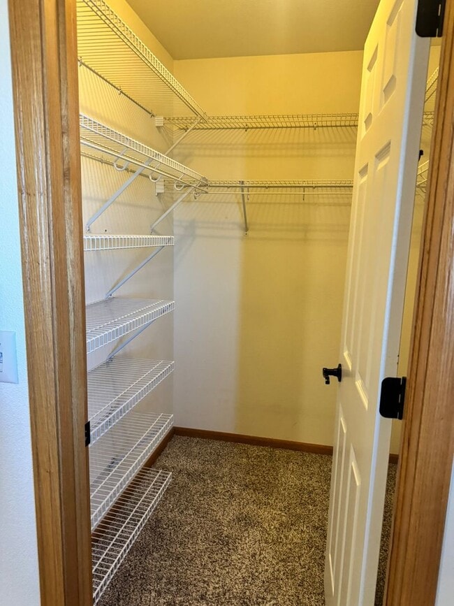 Building Photo - Charming 5 Bedroom