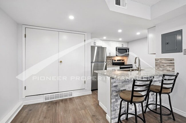 Building Photo - Charming Condo with Washer/Dryer and Mount...