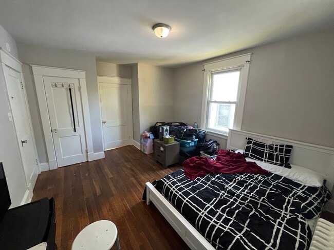 Building Photo - Spacious 4-Bedroom Home