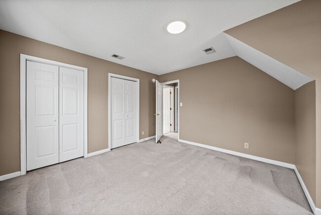 Building Photo - LARGE FENCED IN YARD!!!