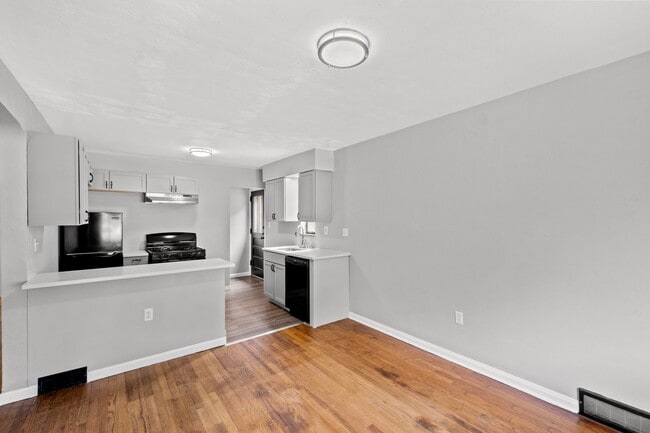 Building Photo - Stunning 2 bedroom home in Penn Hills available August 1!