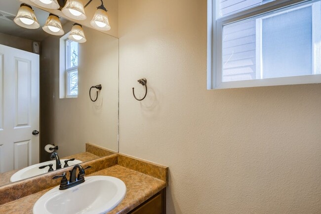 Building Photo - $2170 | 3BR / 3.5BA | Pet Friendly Townhou...