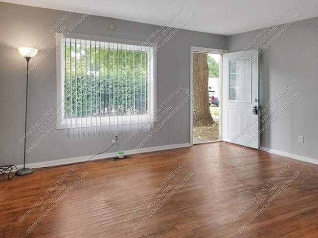 Building Photo - Hardwood Hideaway: 2 Bed/1 Bath, 850 Sq Ft...