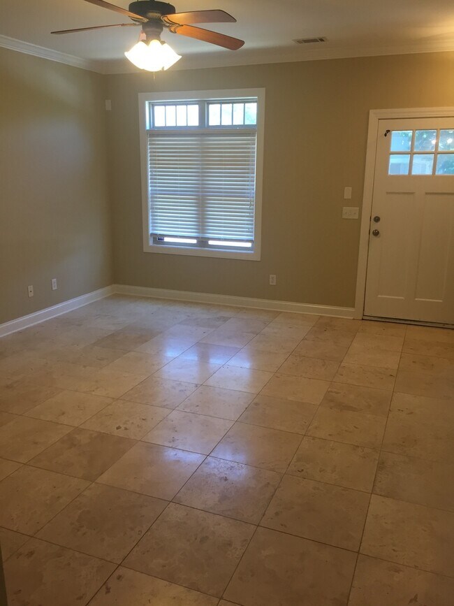 Building Photo - Greenville - 2BD/2.5BA, 1300SF