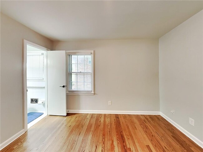Building Photo - 1852 Gainsborough Dr
