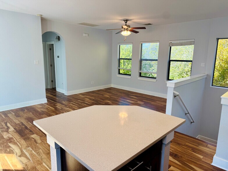 Building Photo - 1501 Lorraine Loop