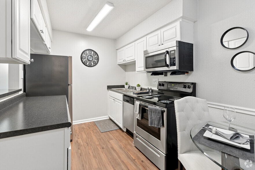 1BR-1BA - 540SF - Kitchen - Ridgewood - Students save up to 10%!