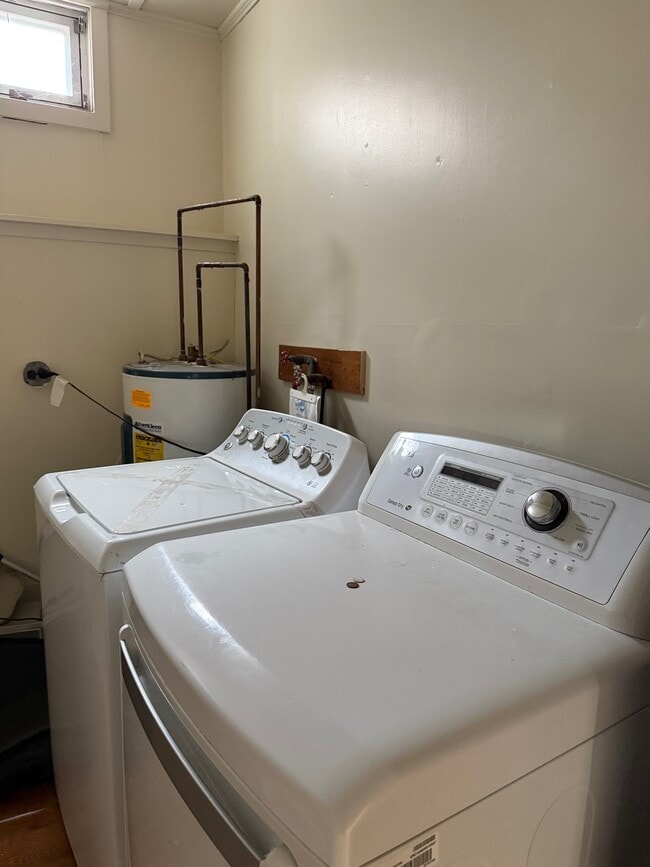 Building Photo - 7038 Hillside Rd