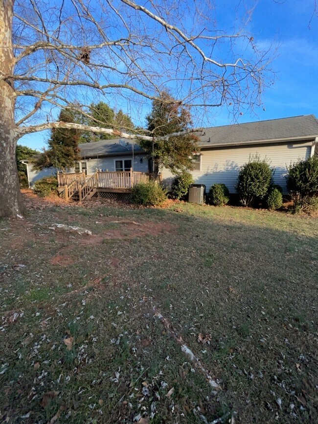 Building Photo - 3 Bedroom 2 Bathroom