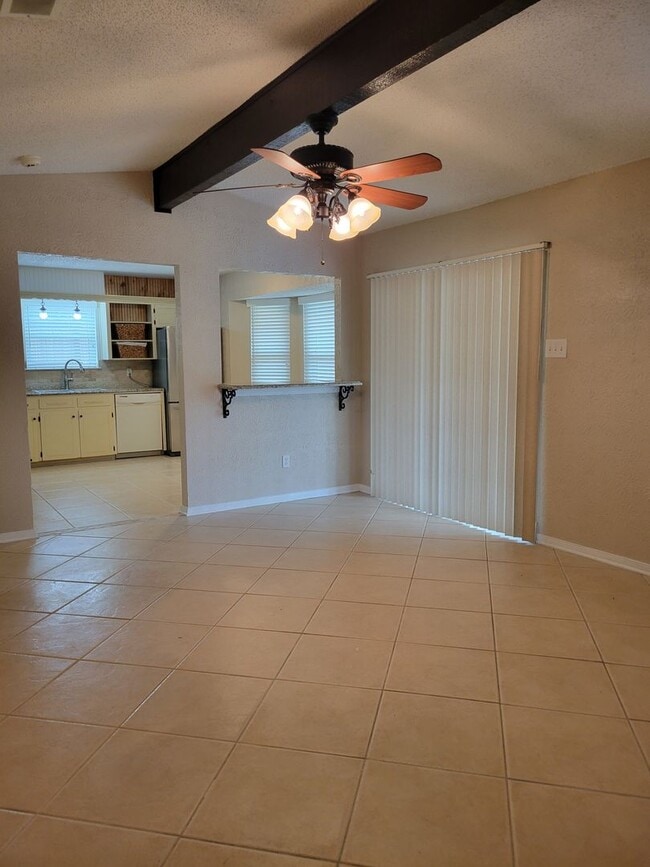 Building Photo - 3bd/2ba house close to major shopping, restaurants, and Ft. Hood!