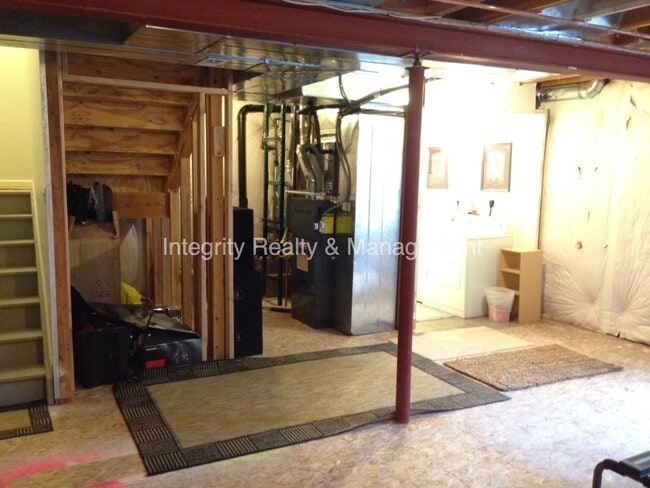 Building Photo - 305 Dunhill St