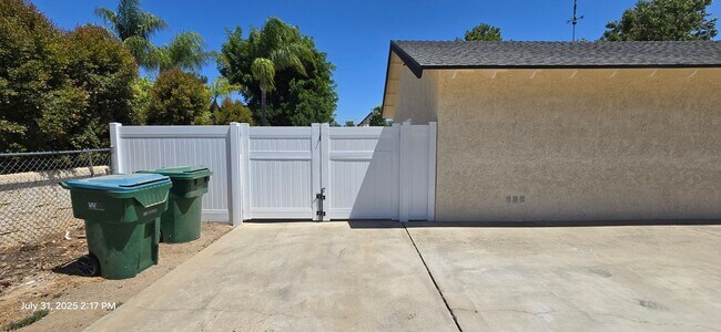 Building Photo - 3024 Sonrisa Dr