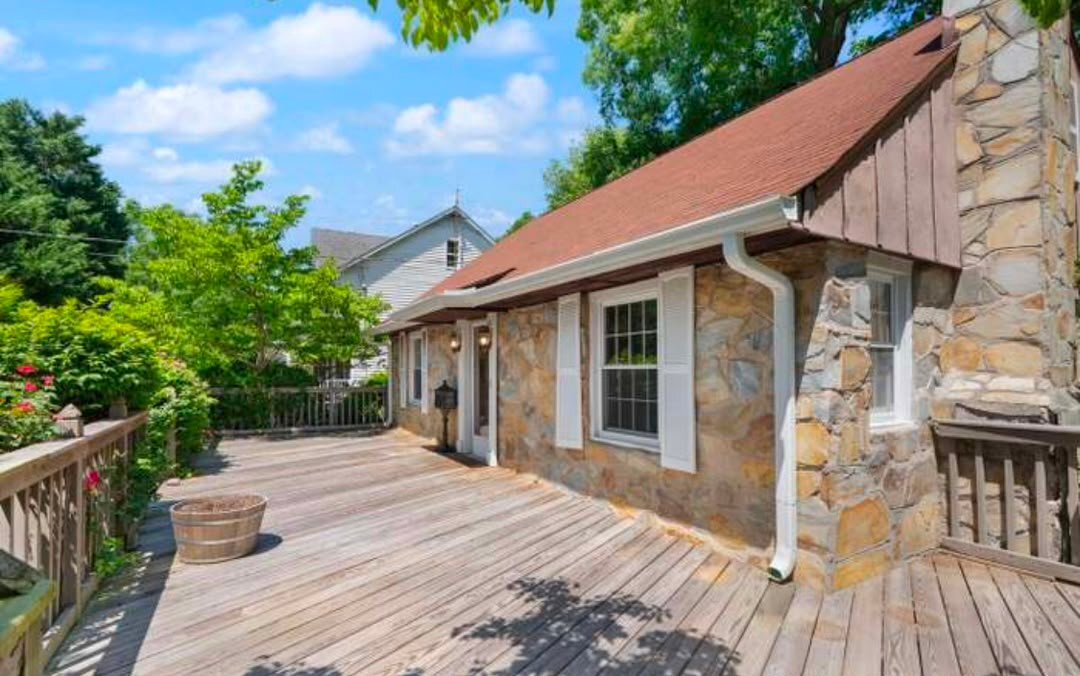Building Photo - 2602 Stone Hedge Dr
