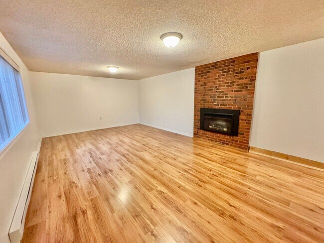 Building Photo - 2 WEEKS FREE RENT! Mini Mansion in Salmon ...