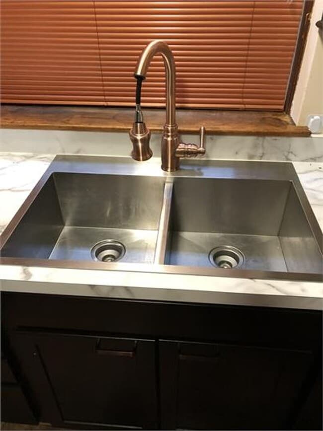 Building Photo - Charming Two Bedroom Close to Kanawha Boul...