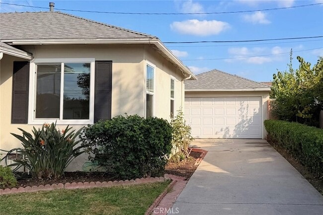 Building Photo - 1505 N Rosewood Ave