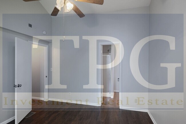 Building Photo - Newly Renovated, Pet Friendly Home in KCMO!