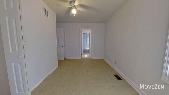 Building Photo - 210 Oakcrest Dr