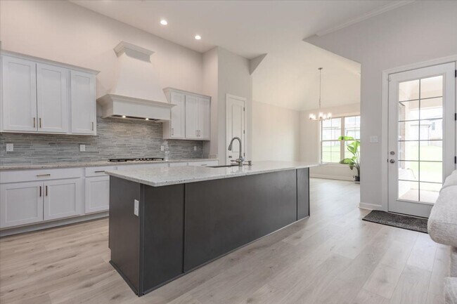 Building Photo - Like New 6 BR/ 4.5 BA in Lakeland