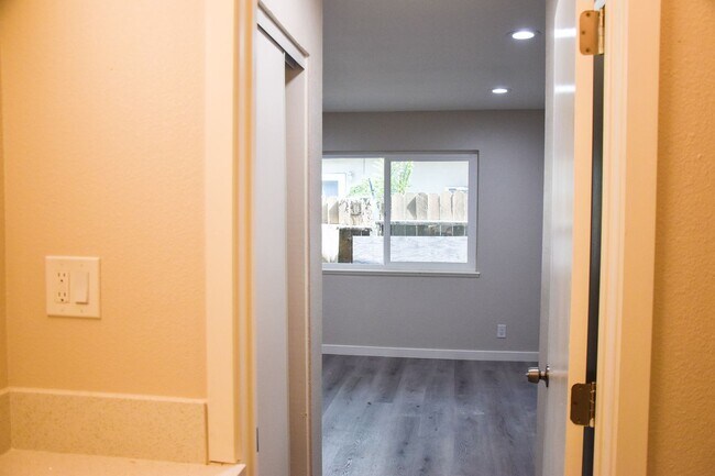 Building Photo - Olive (815) North