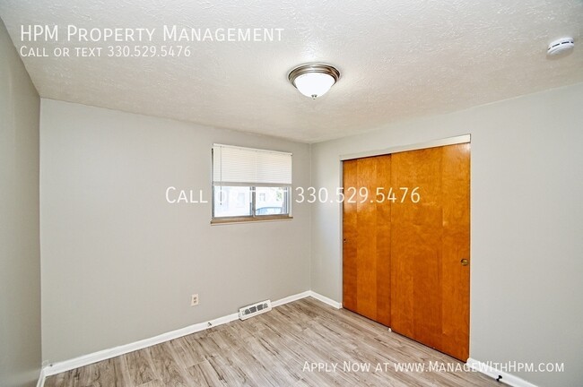 Building Photo - 842 S Green Rd