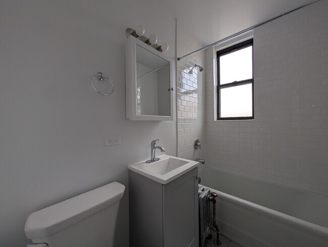 Building Photo - 3335 W Diversey Ave