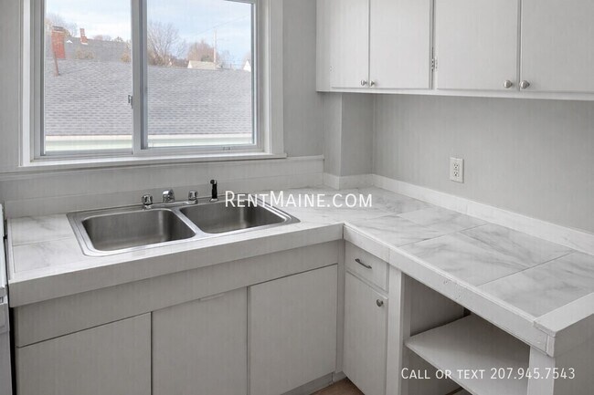 Building Photo - 254 Elm St