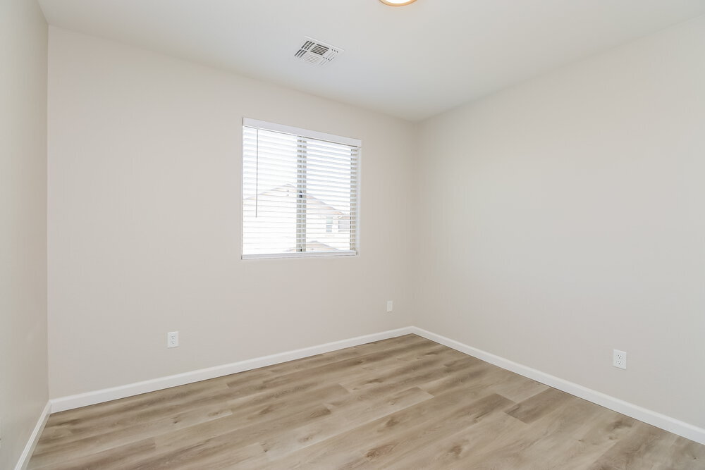 Building Photo - 899 S Pheasant Dr