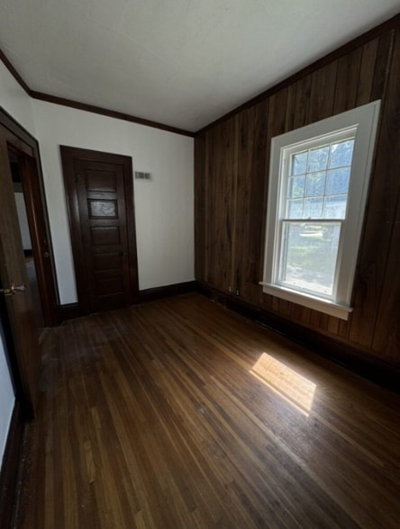 Building Photo - 408 E 4th St