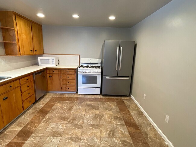 Building Photo - Cozy Mid-Century Modern on a Half Acre!