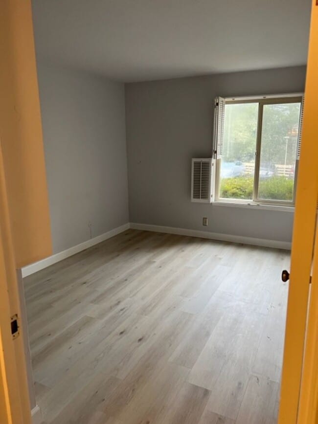 Building Photo - Great One Bedroom Condo Golden Oaks Monterey