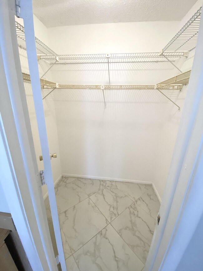 Building Photo - 2480 Juniper Dr