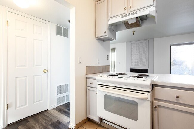 Building Photo - 2 Bedroom Fireside Condo- Minutes away from Park City Mountain