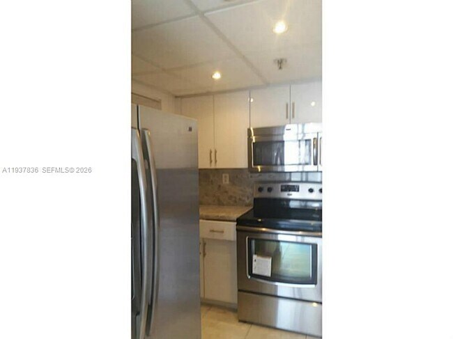 Building Photo - 2457 Collins Ave