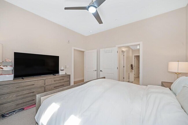 Building Photo - 2 Bed 2 Bath (plus a den) Gala Condo
