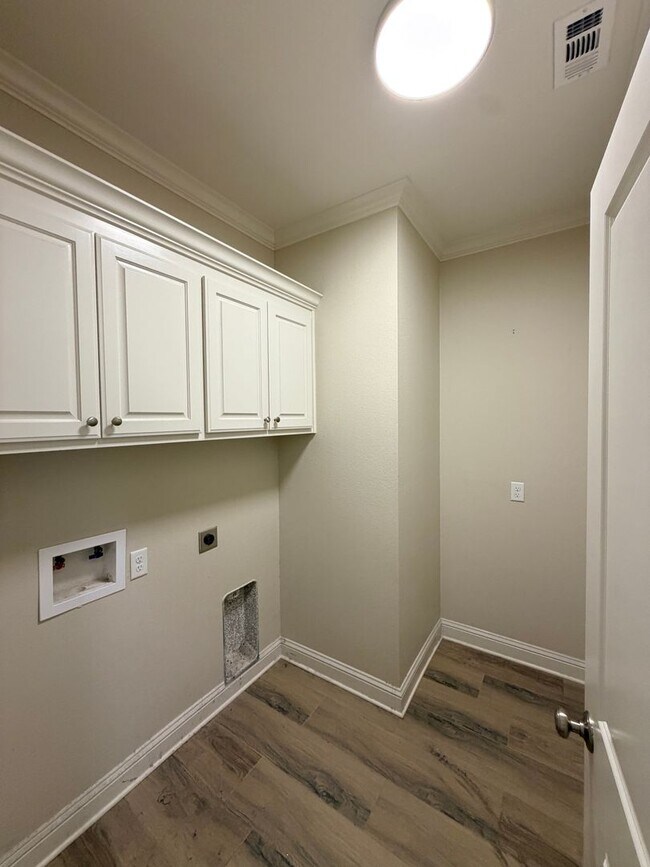 Building Photo - 3520 Windwood Circle.