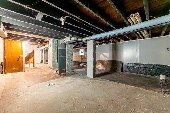 Building Photo - 554 Douglas Ave