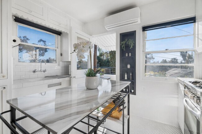 Building Photo - Beautiful 1B/1BA Upstairs Furnished Apt in...