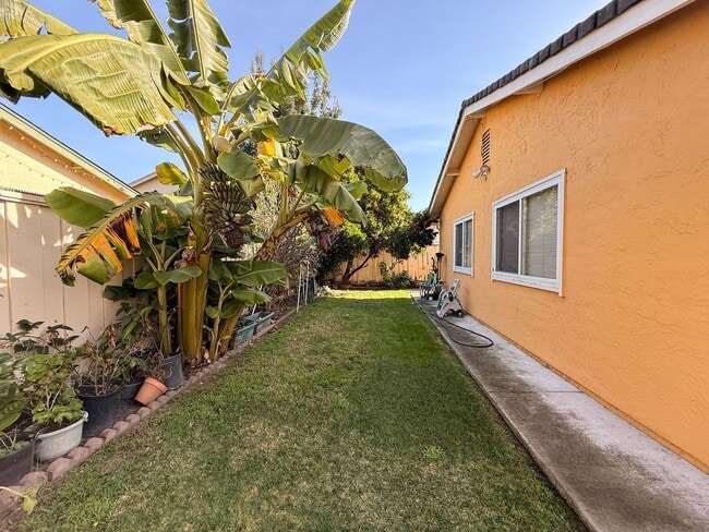 Building Photo - Bright & Spacious 3 Bedroom, 2 Bath Home in Fremont — Solar Included!
