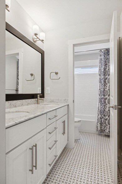 Building Photo - 2310 Vaulx Ln