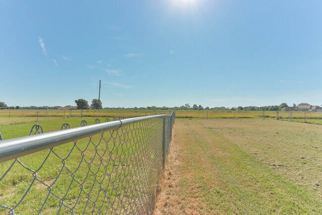 Building Photo - 16141 Rolling Meadows Dr