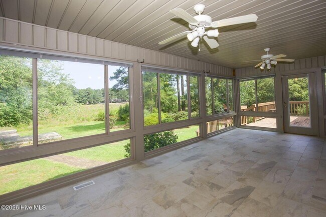 Building Photo - 1205 Greenbriar Dr
